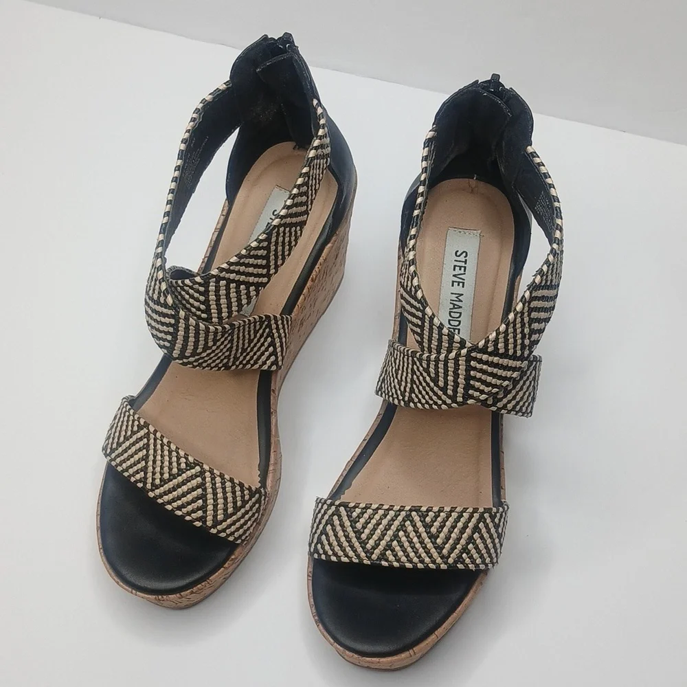 Steve Madden Elwyn Wedge Sandal‎ Women 8M Black Tan Chevron Platform Cork Heel